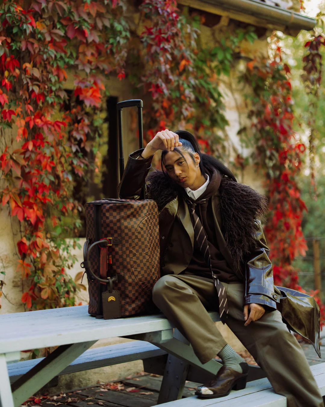 Sprayground FROM PARIS WITH LOVE - EXPRESS DUFFLE (WITH WHEELS)