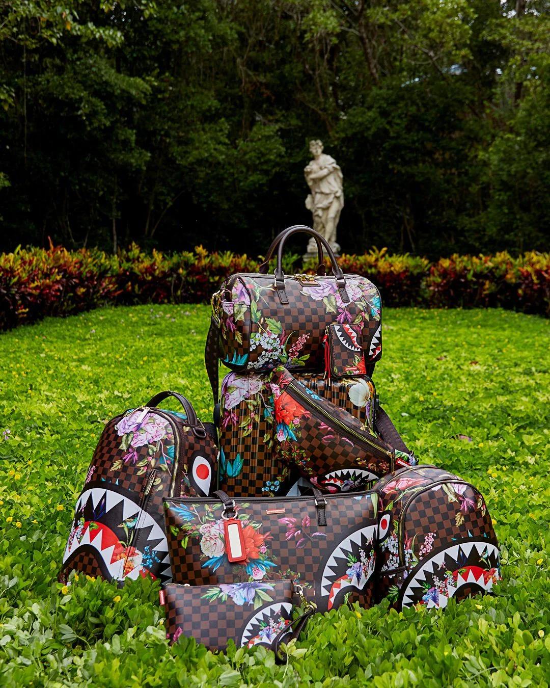 Sprayground GARDEN OF SHARKS CROSSOVER CLUTCH