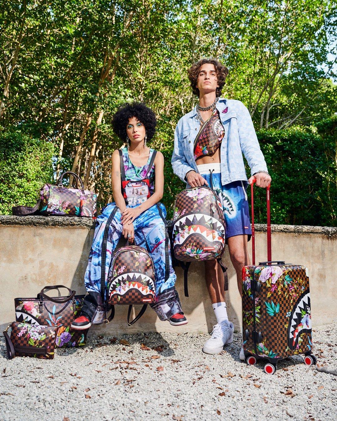 Sprayground GARDEN OF SHARKS CROSSOVER CLUTCH